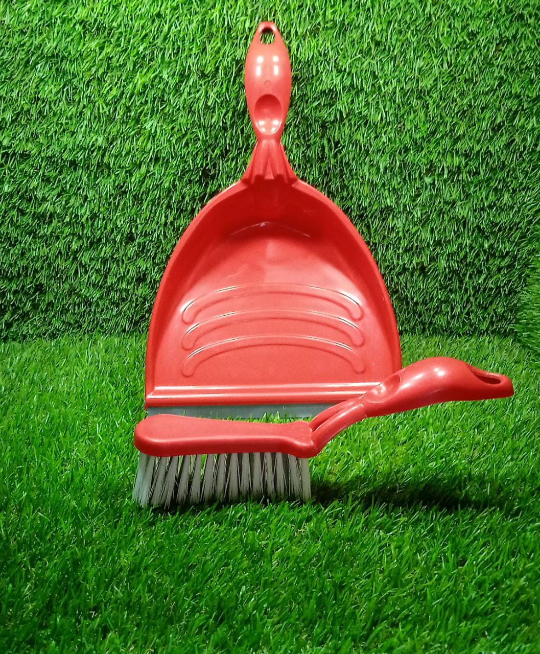 Dustpan set with long handle for easy handling. Dustpan set with long handle for easy handling.